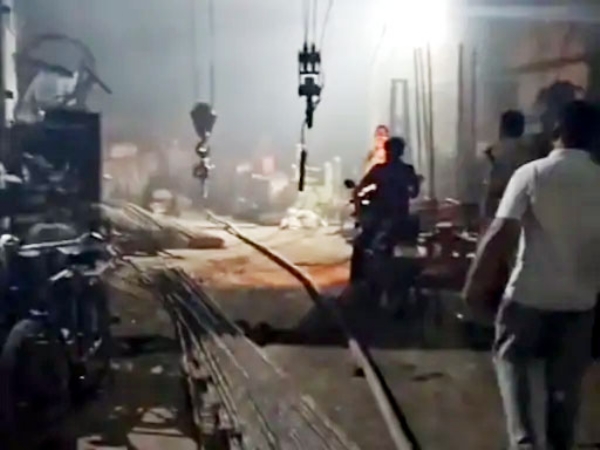 आगजनी के बाद कंपनी का दृश्य