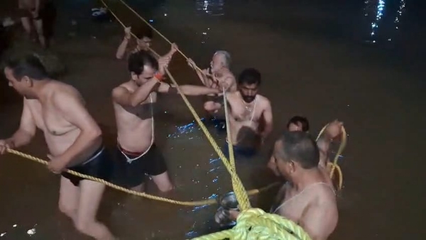 राधाष्टमी के मौके पर डल झील में स्नान करते हुए श्रद्धालु।