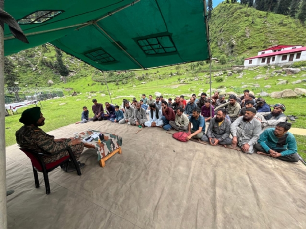 संवाद कारयकरम में भाग लेते लाेग्