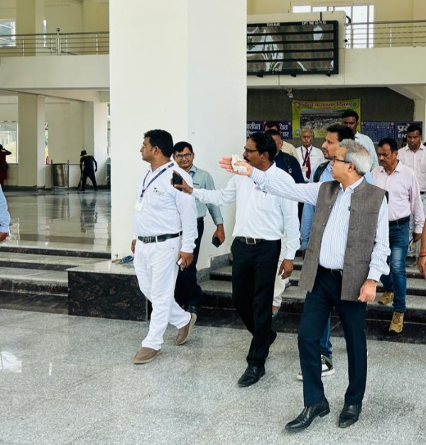 विंध्याचल रेलवे स्टेशन का निरीक्षण करते रेलवे बोर्ड के अध्यक्ष सतीश कुमार व अन्य।