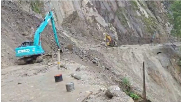 स्वाल के पास अवरुद्ध राष्ट्रीय राजमार्ग