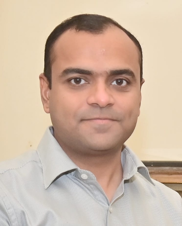 जिलाधिकारी मयूर दीक्षित