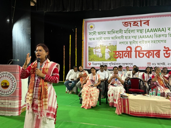 कार्यक्रम में बोलती मंत्री समेत अन्य