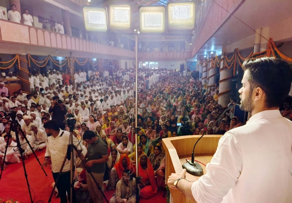 स्वामी राजेन्द्रानंद महाराज की श्रद्धांजलि सभा को संबोधित करते हुए भव्य बिश्नोई।