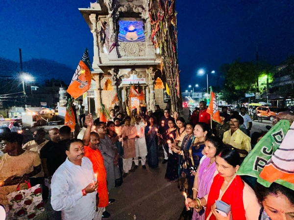 कैडिल मार्च करते भाजपाई