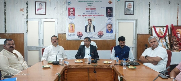 व्याख्यान में हिस्सा लेते हुए कुलपति और अन्य।