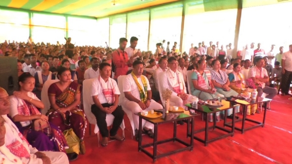 असमः जगीरोड के मनहात में  आयोजित प्रधानमंत्री के मन की बात कार्यक्रम में शामिल मंत्री पीयूष हजारिका