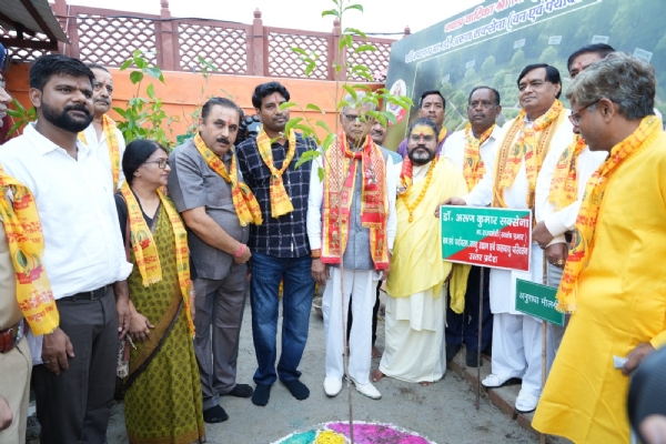 वाटिका  उद्घाटन उत्तर प्रदेश सरकार के वन एवं पर्यावरण मंत्री डॉ. अरुण सक्सेना