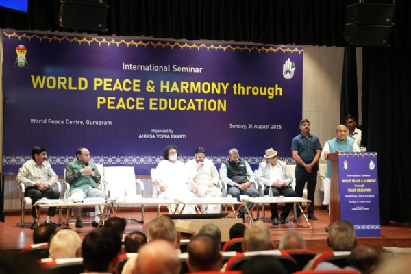 गुरुग्राम में स्थापित वर्ल्ड पीस सेंटर में आयोजित ‘विश्व शांति, सद्भाव और शांति शिक्षा’ पर आयोजित प्रथम अंतर्राष्ट्रीय संगोष्ठी को संबोधित करते दिल्ली विधानसभा अध्यक्ष विजेंद्र गुप्ता