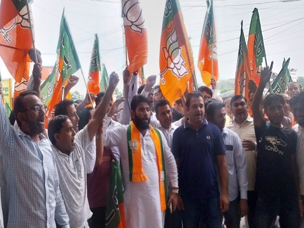 प्रदर्शन करते हुए कार्यकर्ता।