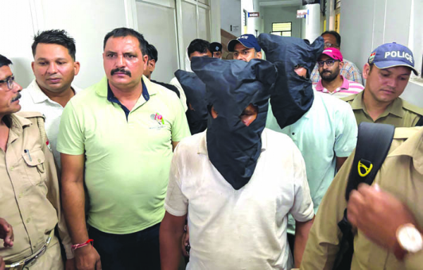 पुलिस गिरफ्त में आरोपित