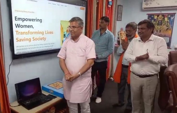 वेब साईट का उदघाटन करते प्रान्त प्रचारक कौशल