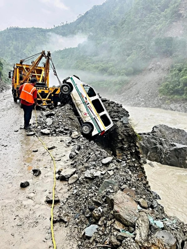 भूस्खलन की चपेट में एम्बुलेंस