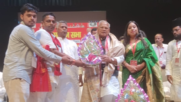 मंत्री का स्वागत करते कार्यकर्ता