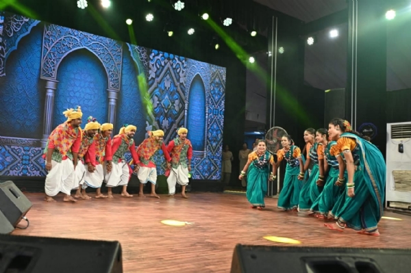 खैरागढ़ संगीत विश्वविद्यालय की छात्रों की प्रस्तुति