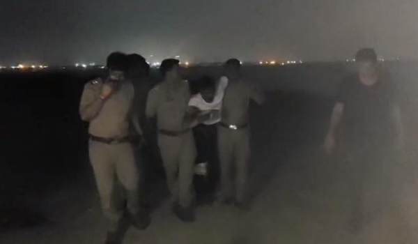 मुठभेड़ में गोली से घायल पच्चीस हजार के इनामी बदमाश एवं पुलिस टीम की फोटो