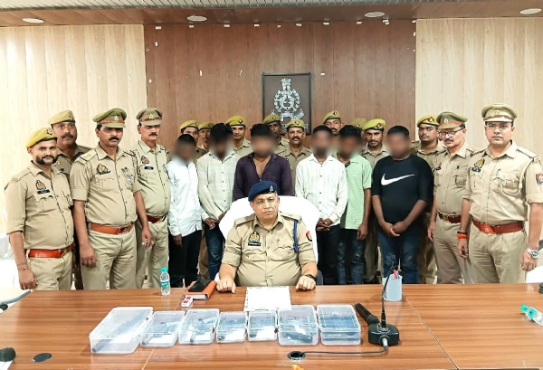 पुलिस लाइन सभागार में असलहा तस्करों के साथ अपर पुलिस अधीक्षक नगर रितेश सिंह व अन्य।