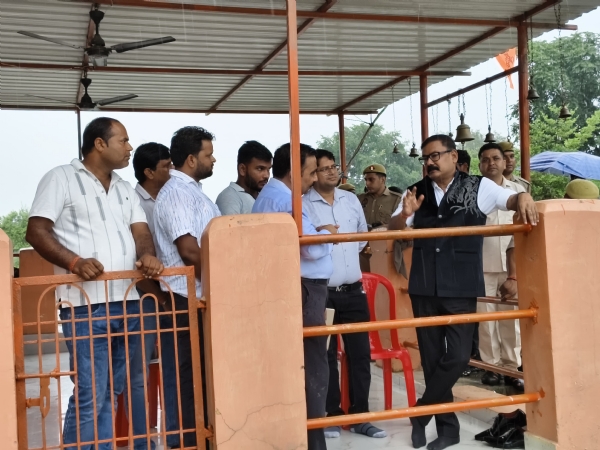 पर्यटन स्थल के रूप में विकसित की जा रही लीलौर झील का स्थलीय निरीक्षण करते डीएम।