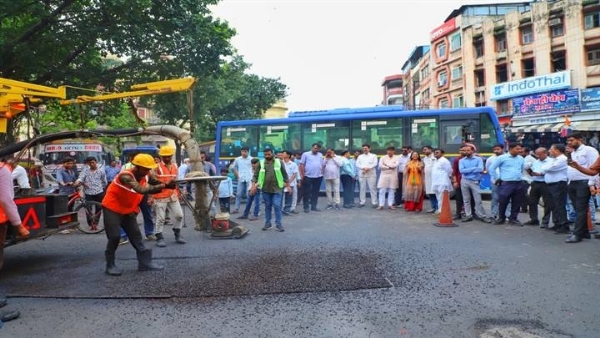इंदौरः कोल्ड पैचवर्क थ्रू जेट प्रेशर टेक्नोलॉजी से होगा डामरीकरण कार्य, महापौर ने किया शुभारंभ