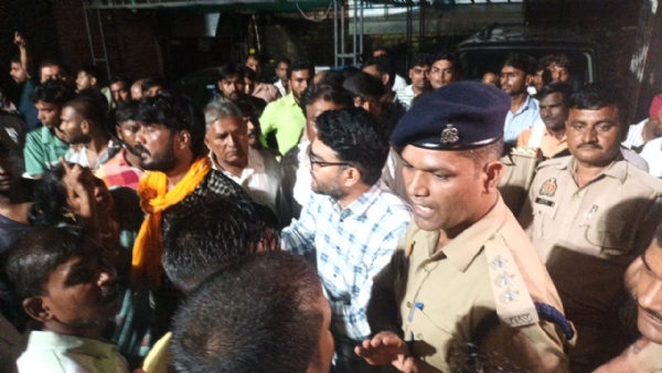 परिजनों को समझाते बुझाते हुए क्षेत्राधिकारी शहर देवेश कुमार सिंह