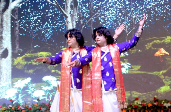 स्वामी हरिदास संगीत एवं नृत्य महोत्सव में जुगलबंदी कलाकार नृत्य और संगीत का प्रदर्शन करते हुए
