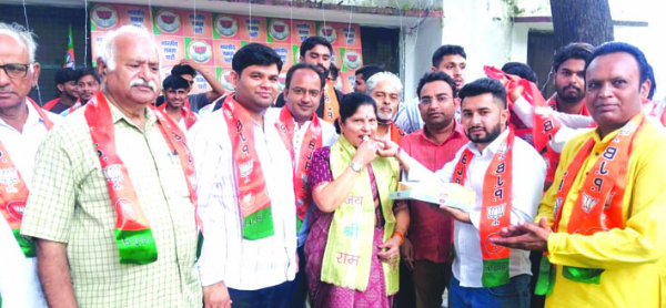 पार्टी की सदस्यता ग्रहण करने के अवसर पर