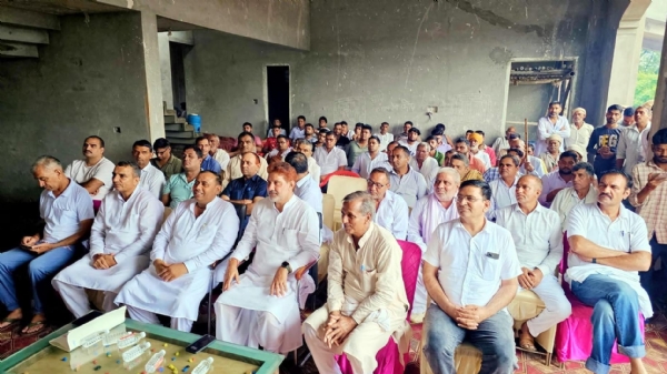 कार्यकर्ताओं के साथ मन की बात कार्यक्रम सुनते सांसद सुभाष बराला।