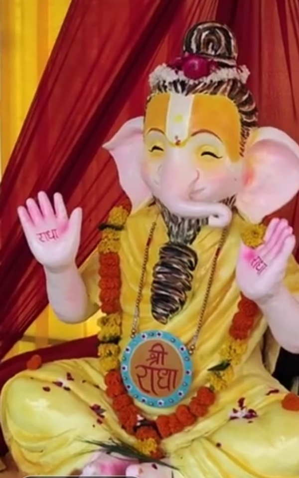 प्रेमानंद महाराज के स्वरुप वाली गणेश प्रतिमा की स्थापित
