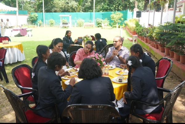 इसरो के शैक्षणिक भ्रमण पर गया था। रविवार को छात्राओं ने उपायुक्त कर्ण सत्यार्थी से उनके आवास पर मुलाकात की और सहभोज कार्यक्रम में भाग लिया
