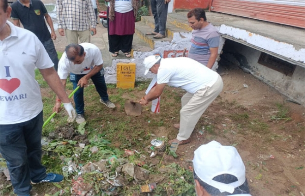 सफाई अभियान चलाते विधायक लक्ष्मण सिंह यादव।