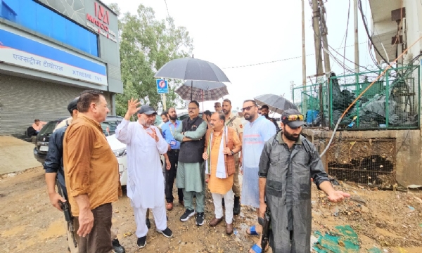 जल शक्ति एवं जनजातीय कार्य मंत्री ने बाढ़ प्रभावित क्षेत्रों का किया दौरा, लोगों को हरसंभव सहायता का आश्वासन
