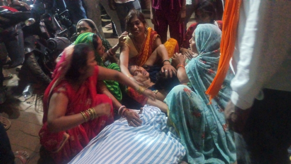 मृतक के पास रोते बिलखते परिजन