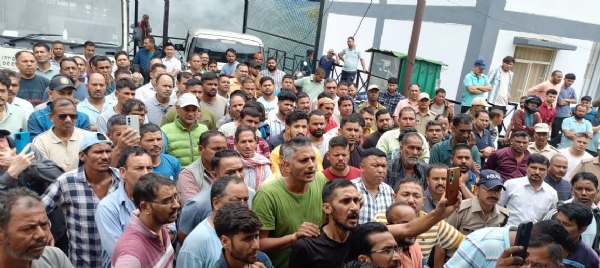 जिला चिकित्सालय में महिला की मौत के बाद हंगामा करते हुए लोग।