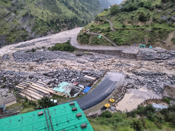 कुमाऊं मंडल में उफानपर शेर नाला और सूर्या नाला ।
