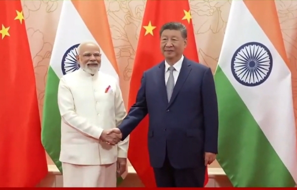 मुलाकात करते मोदी शी