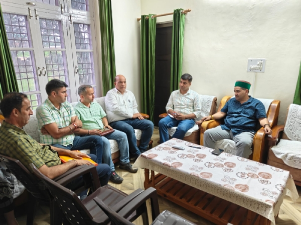 बैठक की अध्यक्षता करते हुए विधायक केवल पठानिया।