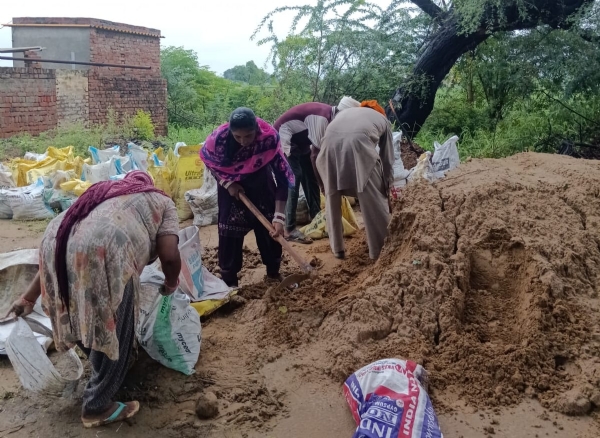घग्गर के तटबंधों को मजबूत करते ग्रामीण।