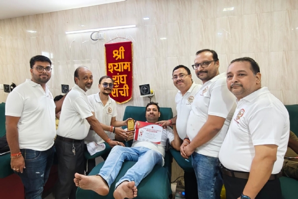 रक्तदान करते लोग