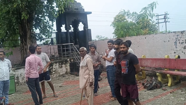 आकाशीय बिजली से हुई हानि देखते ग्रामीण