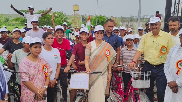 साइकिल रैली को रवाना करती केंद्रीय राज्यमंत्री व जिले की सांसद अनुप्रिया पटेल।