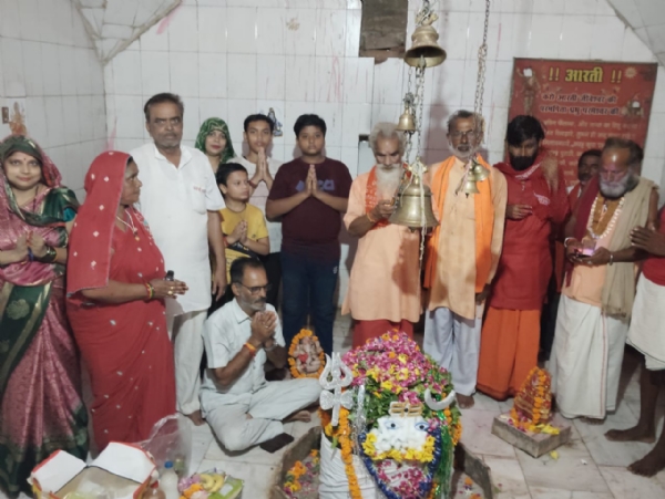 फोटो - मंदिर में दर्शन करते श्रद्धालु