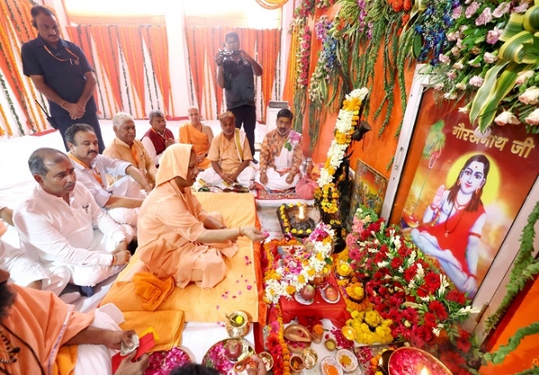 मुख्यमंत्री योगी आदित्यनाथ ने बाबा जाहरवीर गोगा म्हाड़ी के दर्शन कर पूजा अर्चना करते हुए।