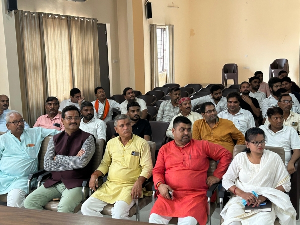 सम्मुख आसीन बीजेपी के नेता और पदाधिकारी