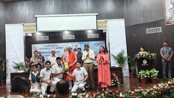 माननीय एलजी मनोज सिन्हा ने डीपीएस छात्रों को सम्मानित किया