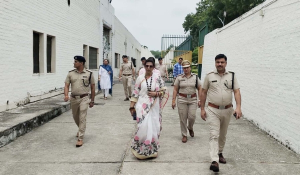 गुरुग्राम जिला भौंडसी जेल का निरीक्षण करतीं हरियाणा महिला आयोग की अध्यक्ष रेणु भाटिया।