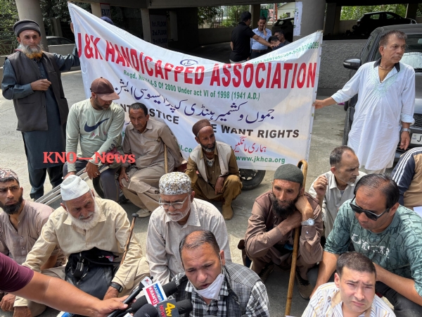 जम्मू-कश्मीर विकलांग संघ ने श्रीनगर में किया विरोध प्रदर्शन