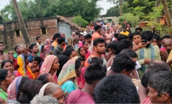 मृतक के घर के बाहर भीड़