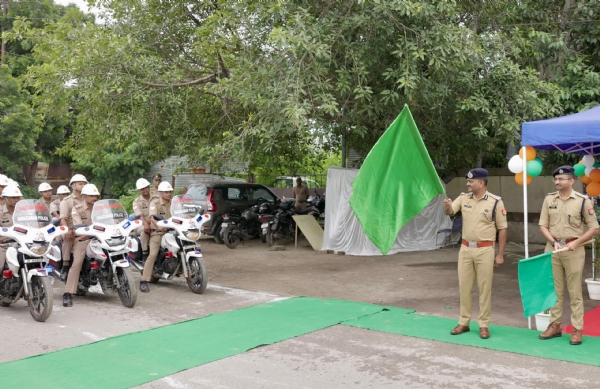 झंडी दिखाकर मोटरसाइकिल को रवाना करते आयुक्त