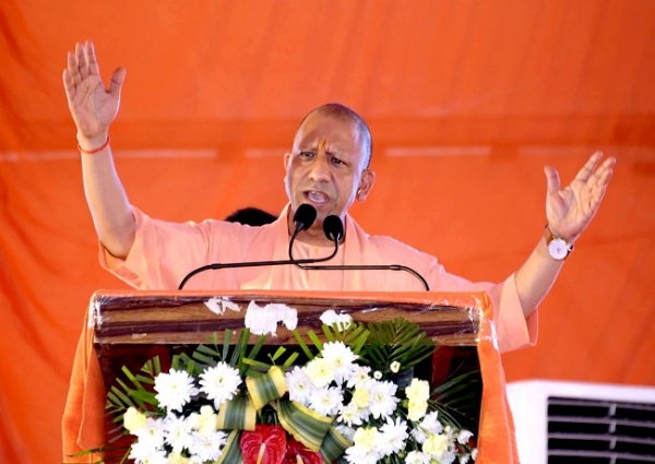 मुख्यमंत्री योगी आदित्यनाथ मेरठ में मंच से बोलते हुए।
