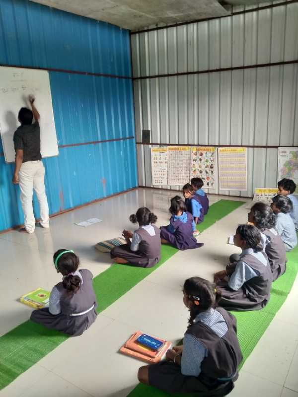 बीहड़ पहाड़ियों के बीच हर सुबह बजती है शिक्षा की घंटी, शिक्षकों के जजबे को सलाम, सीमित संसाधनों में गढ़ रहे बच्चों का भविष्य